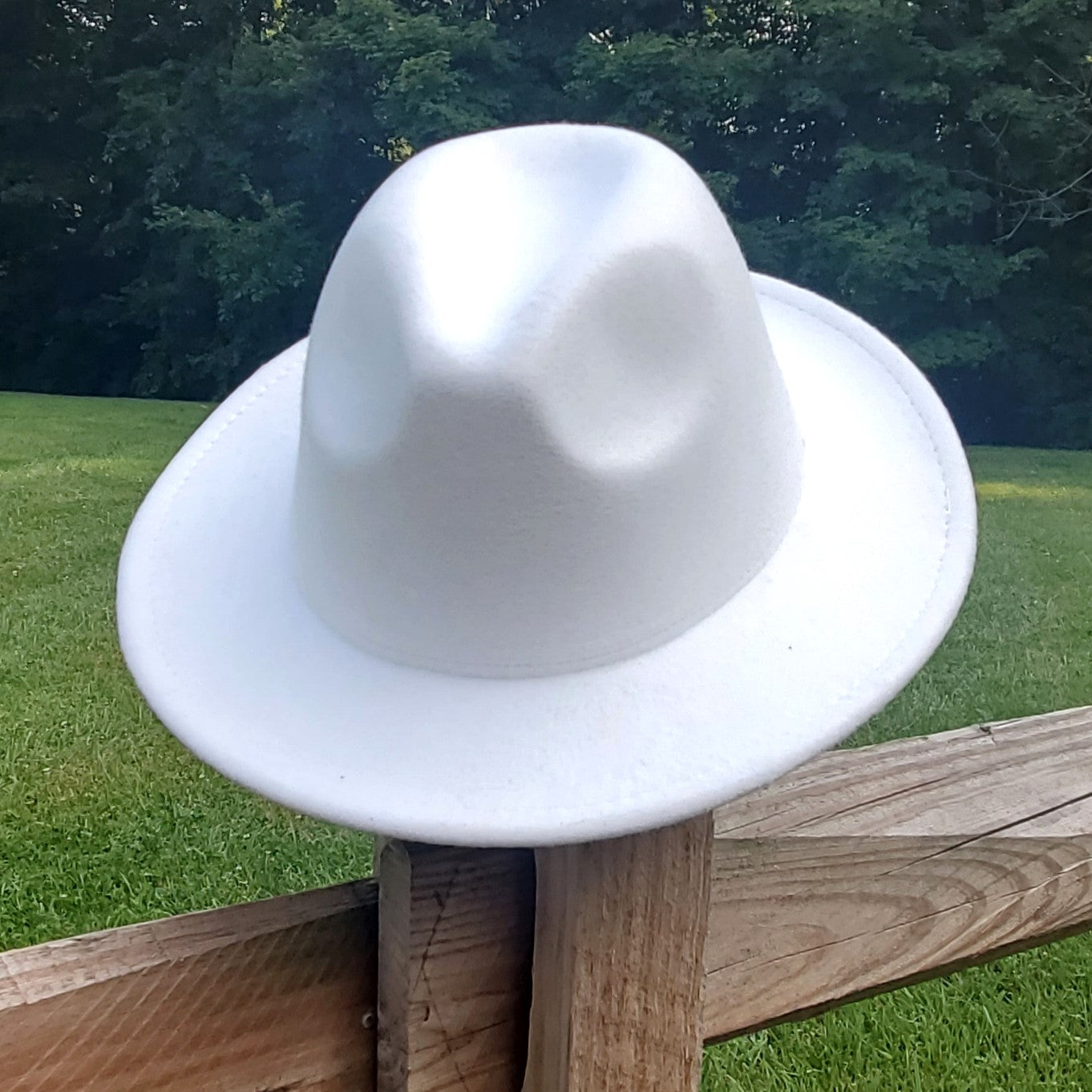 SMALL BRIM WHITE HAT